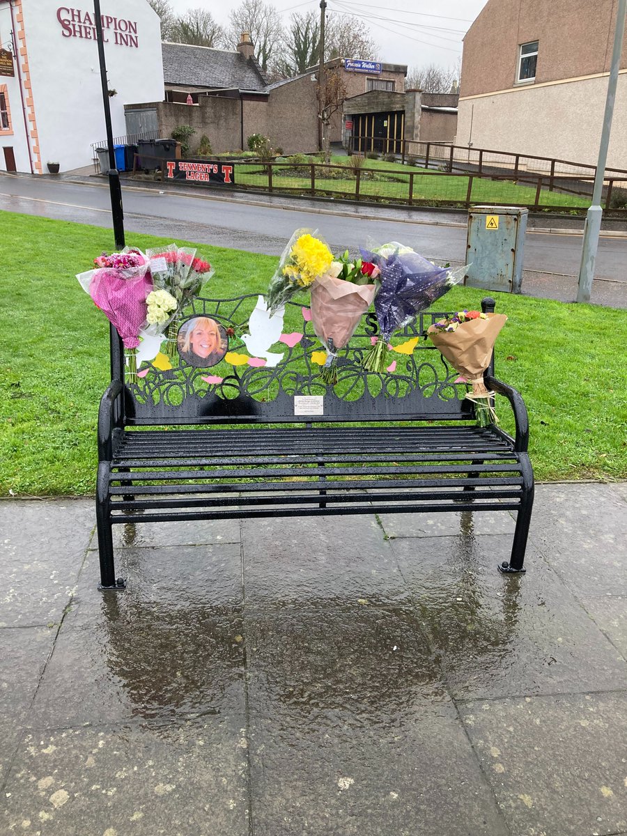 💐 Before yesterdays game, the players and staff laid flowers at Shirley Morgan’s new memorial bench at Stevenston Cross.