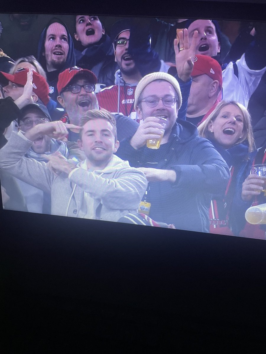 FynnClever's tweet photo. Unser Kramer mit dem Tikus Tor Jubel in München beim #ranNFL Spiel im Publikum.
Legendär 🫶
@borussia @ransport https://t.co/iiVVZ1CStC