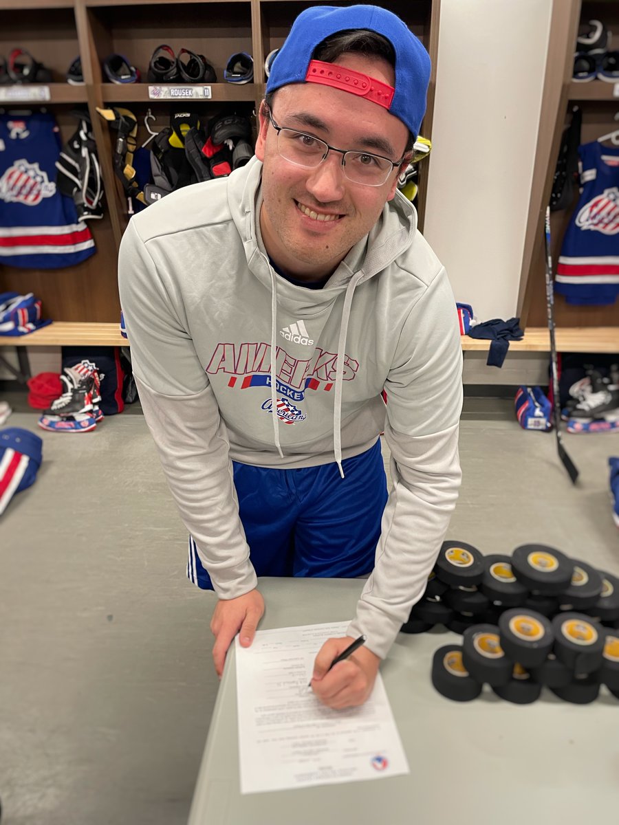 AmerksHockey's tweet photo. Thank you to Leif Hertz of the @OT_Ridgebacks for being our EBUG in Belleville last night 👏 https://t.co/o0CIPJX7Xh