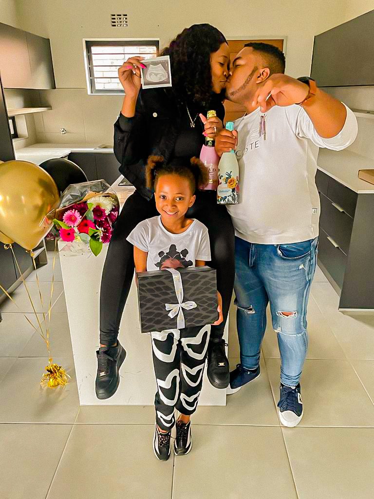 Buhlebendalo0's tweet photo. We said “YES”!! to the address 🔑 💍 🏠🥰 it’s been a blessed year.

It was a beautiful🥰 journey to witness our home🏡 being built🧱 from the ground up. https://t.co/y4WsGBN1c5