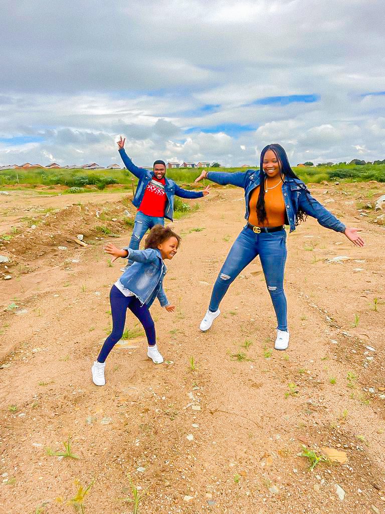 Buhlebendalo0's tweet photo. We said “YES”!! to the address 🔑 💍 🏠🥰 it’s been a blessed year.

It was a beautiful🥰 journey to witness our home🏡 being built🧱 from the ground up. https://t.co/y4WsGBN1c5