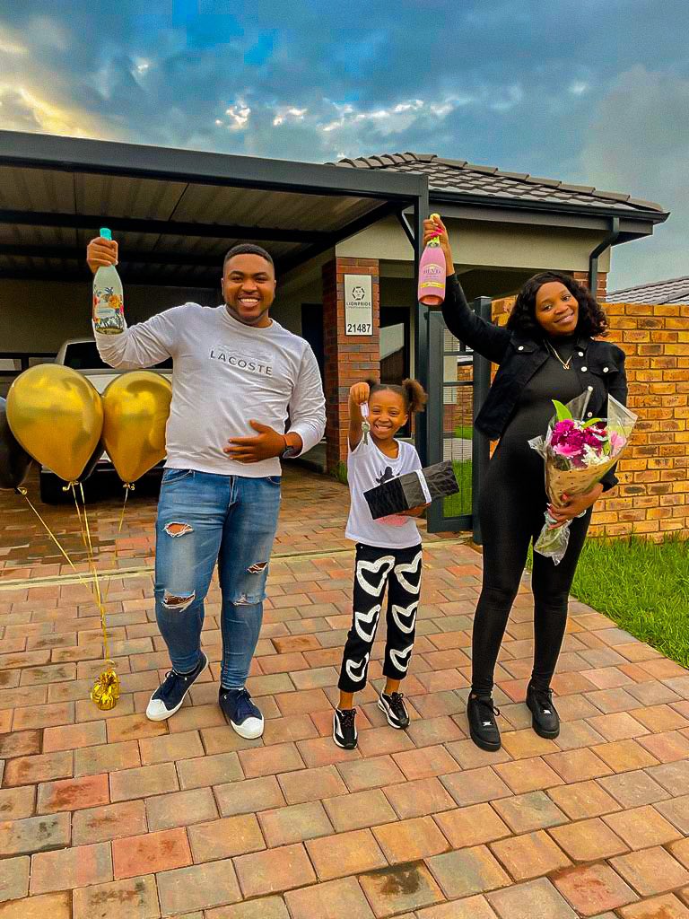 Buhlebendalo0's tweet photo. We said “YES”!! to the address 🔑 💍 🏠🥰 it’s been a blessed year.

It was a beautiful🥰 journey to witness our home🏡 being built🧱 from the ground up. https://t.co/y4WsGBN1c5