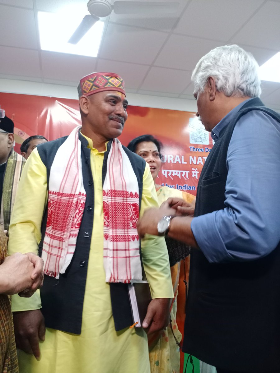 bhadohi_rss's tweet photo. बनारस काशी वाराणसी!!!

"भारतीय परम्परा में सांस्कृतिक राष्ट्रवाद की अवधारणा"
भारतीय राष्ट्रवाद की अवधारणा
पुष्पेंद्र कुलश्रेष्ठ जी ने हिन्दुत्व को समझाने का प्रयास किया।
@BajrangDalOrg 
@bhadohi_rss 
@HaryanaVsk 
@VidyaBharatiIN 
@AshwiniUpadhyay 
@editorvskbharat 
@Bharat_Samwad https://t.co/0myQYZBGqn