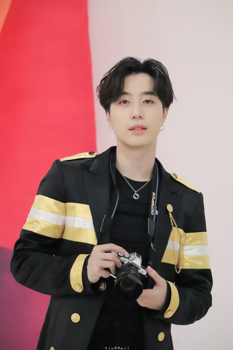 sineemii's tweet photo. ชอบนะ ผู้ชายถือกล้องอะ📸

@vittawinbest #bestvittawin https://t.co/f93mJ7BfZW