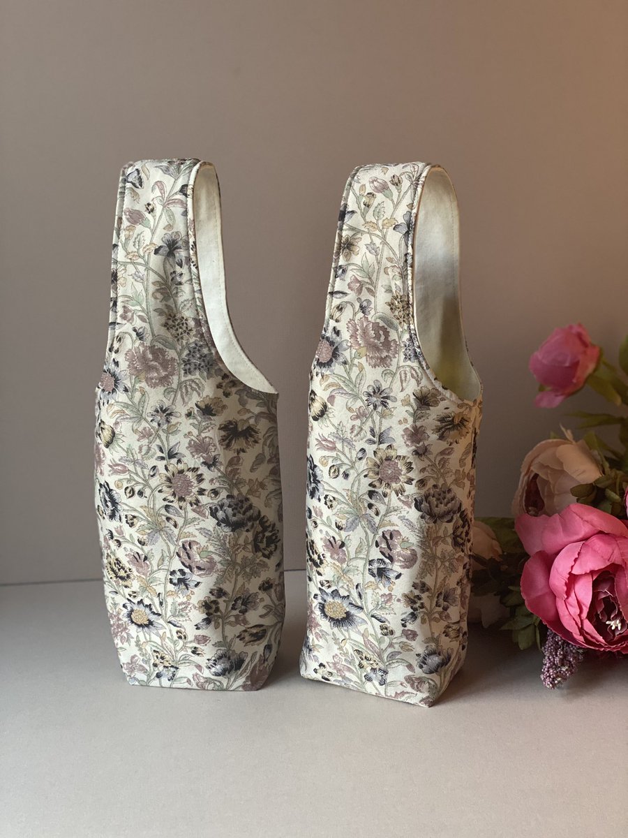 cat_mackerel's tweet photo. Vintage sari repurposed into a luxurious bottle bag. We’ve got Christmas wrapped for those of you like us who don’t use wrapping paper.

#christmas #wrapping #giftbag #zerowaste #repurpsed https://t.co/AT43OXdGKd