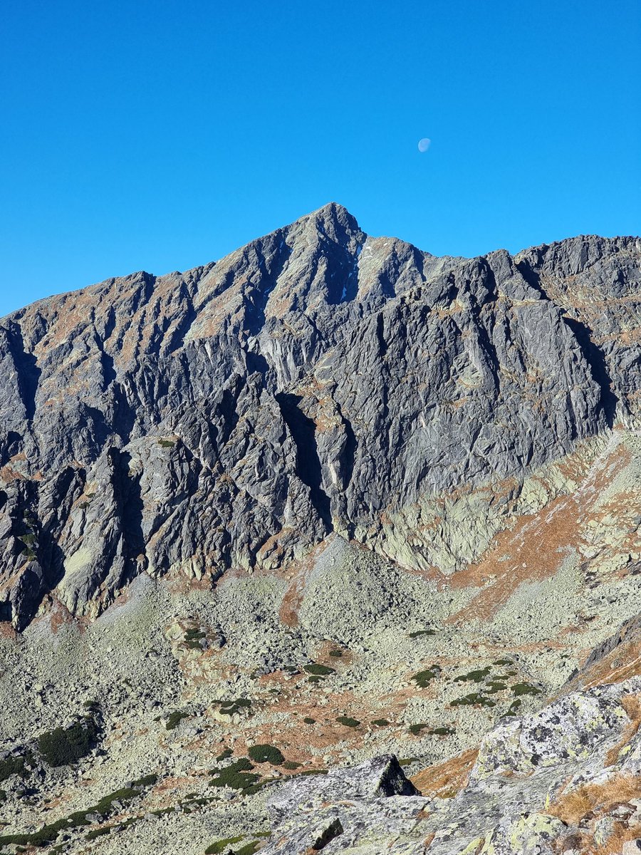 adacek121's tweet photo. High Tatras - hike to Predné Solisko (2093 mnm) 👣⛰️🌞🍁 https://t.co/DsGFygoZ43
#Slovakia #prednesolisko #higttatras #vysoketatry #hiking 
#mountains #strbskepleso #krivan #nature https://t.co/6PhCacbr81