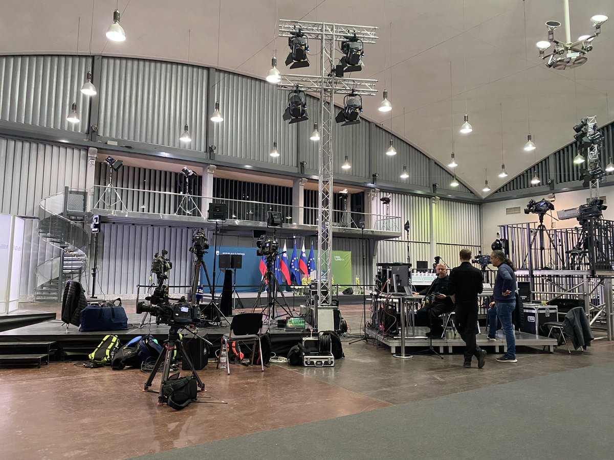 Volilna udeležba do 16h: 36,73 %. @InfoTVSLO #volitve2022