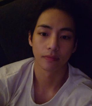 thvfanbaserd's tweet photo. LIVE OMG #BTSVLIVE https://t.co/ZgkfaTXJxQ