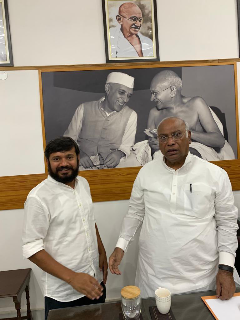 kanhaiyakumar's tweet photo. आज भारत जोड़ो यात्रा में छुट्टी के दिन प्रेस कान्फ्रेंस के लिए दिल्ली आना हुआ। इसी क्रम में भारतीय राष्ट्रीय कॉंग्रेस के अध्यक्ष माननीय मलिक्कार्जुन खड़गे जी से मुलाक़ात कर उनको नई ज़िम्मेदारियों के लिए शुभकामनाएँ देने का अवसर मिला।🙏🏼 https://t.co/iQcRvn1LWJ