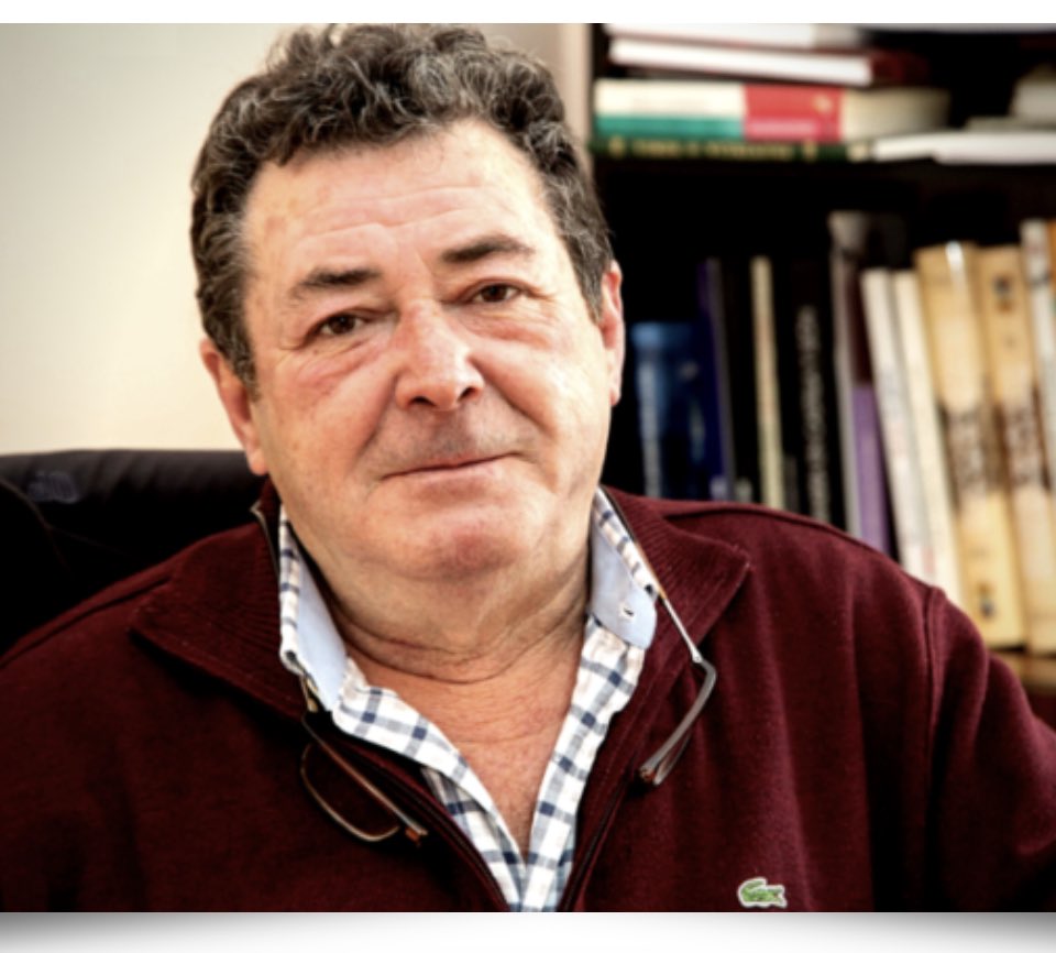 El es Felipe Utrilla, alcalde de Medinaceli (Soria), que autoriza ésta barbarie pública en el pueblo que gestiona.

Un toro maltratado, que solloza y acaba en el suelo. Y hay quien aplaude y quien duerme feliz tras ver este atropello. Feliz fiesta de mierda, Señor Alcalde.
