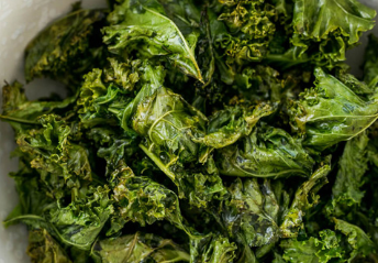 KristenJakobitz's tweet image. #Kale is an alkaline food high in fiber which slows the release of glucose to prevent insulin spikes. It's also full of energizing iron &amp;amp; magnesium, helping reduce stress hormones in the body. 

Have you ever tried roasted kale? Here's a #recipe: bit.ly/roasted_kale

#health