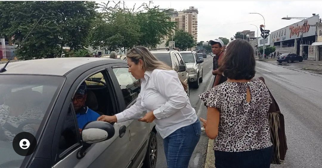 GustavoArteaga's tweet photo. En #NuestraMaracay seguimos cuál "Gota Rompepiedra" entregando el mensaje de la #ProsperidAD 
Carlos Prosperi representa a @ADemocratica y #Venezuela
Aquí todos activos: @DrJoseTrujilloV @Cheohernandez91 Concejales y compañeros del @cemadgirardot y parroquias #SeguimosADelante https://t.co/9JyMKo1T5n
