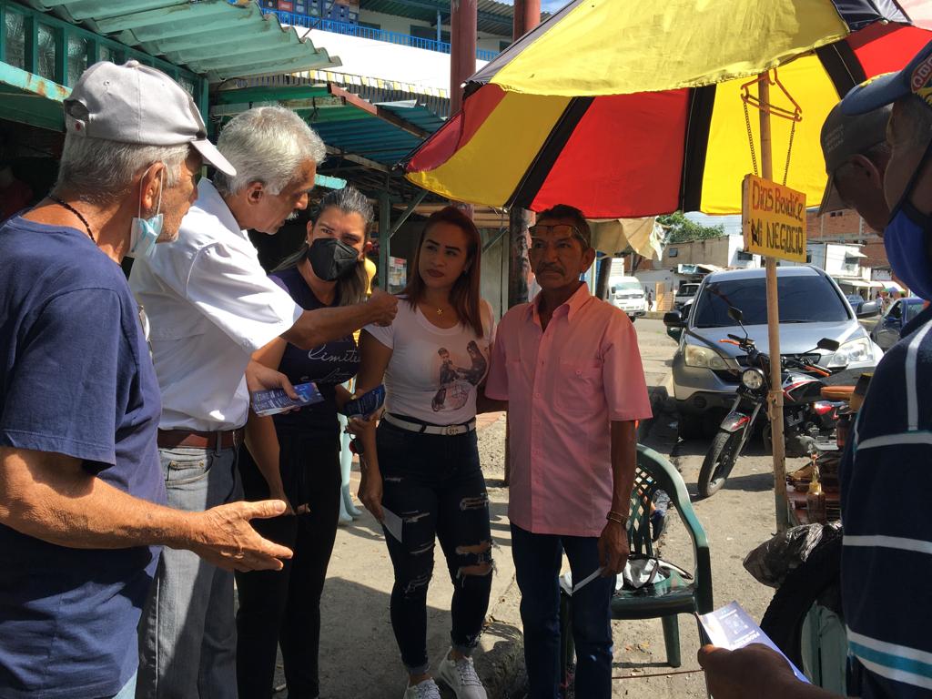 En #NuestraMaracay seguimos cuál "Gota Rompepiedra" entregando el mensaje de la #ProsperidAD 
Carlos Prosperi representa a <a href="/ADemocratica/">Acción Democrática</a> y #Venezuela
Aquí todos activos: <a href="/DrJoseTrujilloV/">José Trujillo</a> <a href="/Cheohernandez91/">José G. Hernández</a> Concejales y compañeros del <a href="/cemadgirardot/">AD en GIRARDOT</a> y parroquias #SeguimosADelante