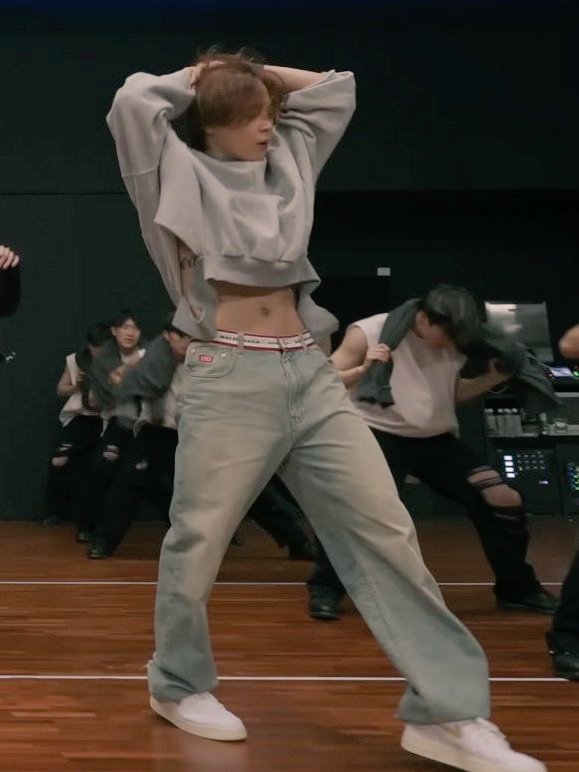 AnnRa98's tweet image. Where can I find this sweater? 🥺

And ps. Jimin looks so goood 😍

#runbtsdancepractice