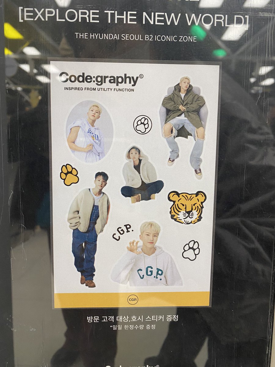 WonAja's tweet photo. 現代Seoulでほちくん発見😍
かわいい😭😭😭
何も買わなくてもスタッフに言ったら
先着でステッカー貰えるって！

あっ。今わたし韓国です🇰🇷
#seventeen #HOSHI https://t.co/RjjCekYHwS