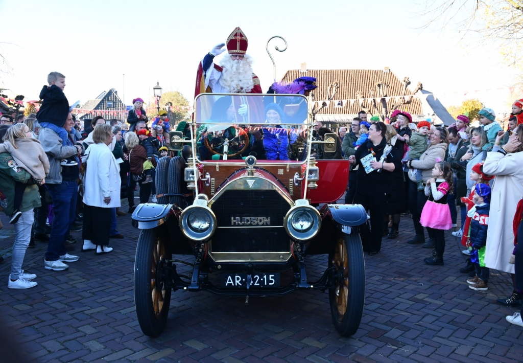 mooiboxtel's tweet photo. [Foto's] Intocht Sint in Liempde -  https://t.co/Da069gHGwl https://t.co/o6FV5Ht09R