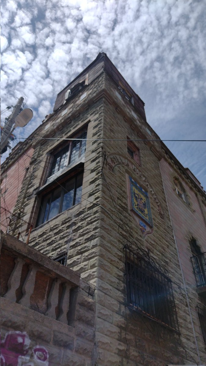 DannyUlloa's tweet photo. El famoso Castillo Villa Hispania del Cerro Bellavista, con su escala del pasaje Temuco, más conocida como escala negra @apuntesyviajes #misvecinos https://t.co/SYS52i9yL9