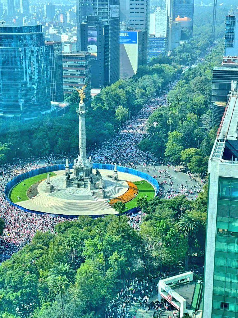 redesunidosmx's tweet photo. !Aquí esta la ciudadanía diciendo a 🇲🇽 y el 🌏 que la democracia se defiende y #ElINENoSeToca!

#YoSiVoyAlaMarcha
#YoEstoyEnLaMarcha
#MarchaINE
#YoDefiendoAlINE

📸 @ClicquotV https://t.co/fqhEPJWHKY
