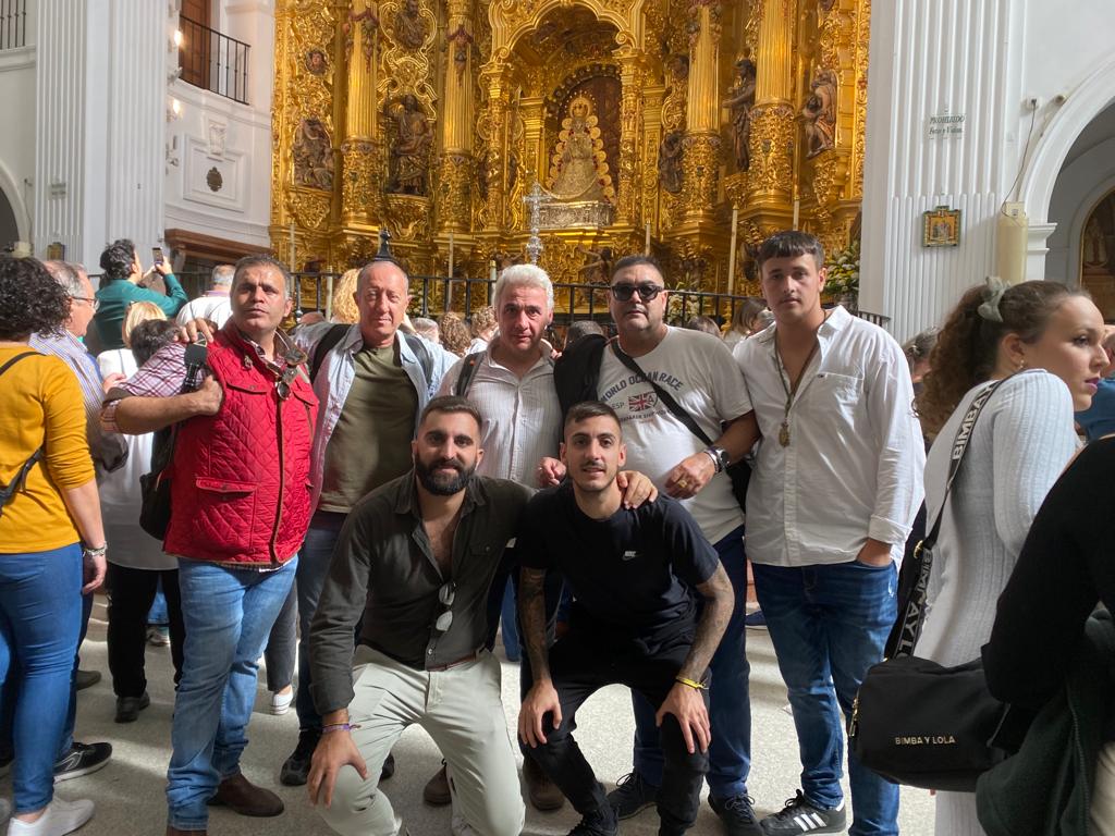 SolanaScrire's tweet photo. La  cuadrilla de costaleros de la Virgen ha peregrinado hasta la Blanca Paloma para pedir por todos los hermanos, por los enfermos y difuntos, por la paz.
Que Ella los proteja y los ayude a sentirse unidos como un solo corazón para llevarla con tanta elegancia el Domingo de Ramos https://t.co/kYEWhC8RaZ