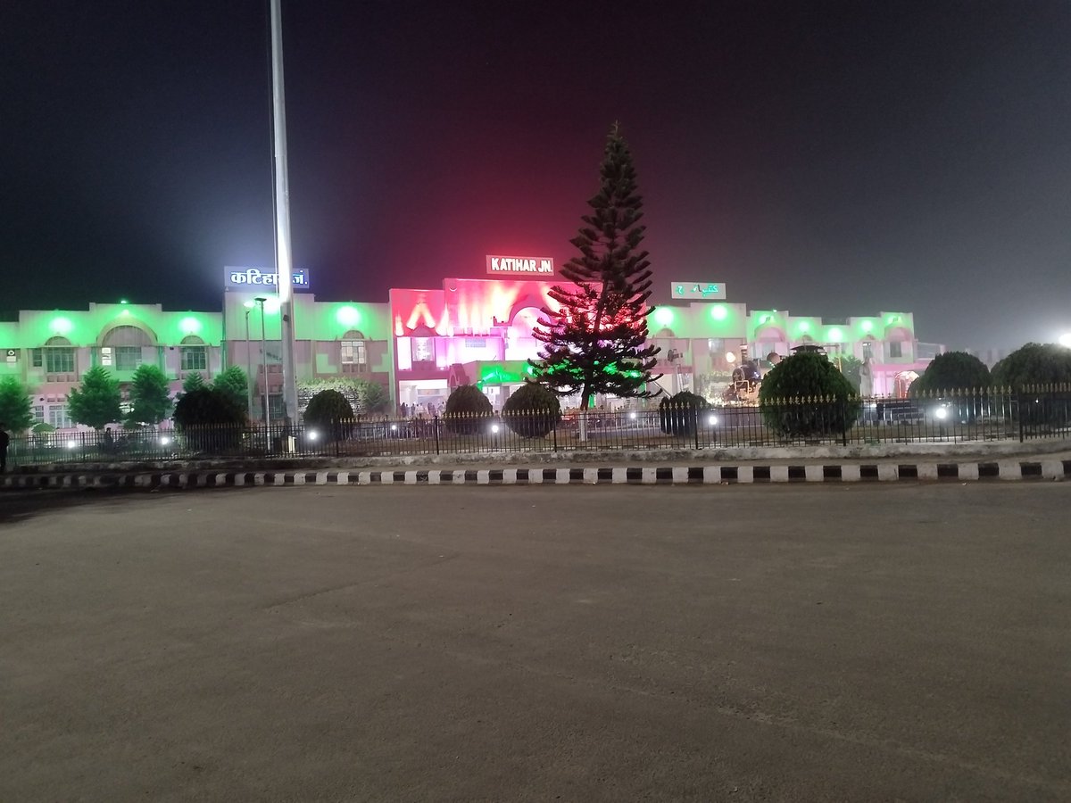 Asifalam28's tweet photo. Night view of Katihar Junction,❤❤
@drm_kir @rpfnfrkir @RailMinIndia @RailNf @GMNWRailway
 #Katiharjunction 
#I❤Katihar 
#SwachhBharat
#SwachhKatihar https://t.co/d4UvbAjBPd