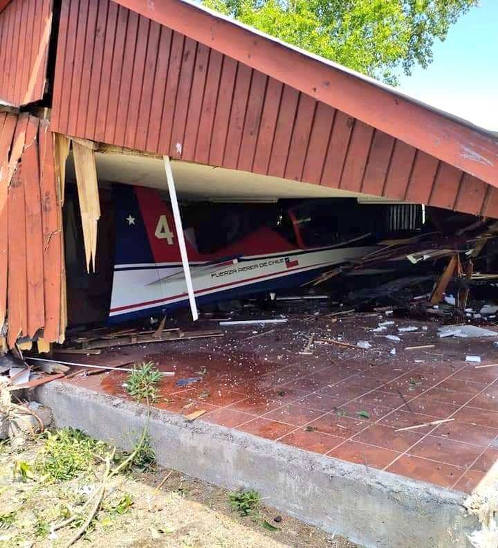 PiensaPrensa's tweet photo. CHILLÀN: Avioneta (HALCONES @Team_Halcones ) de la FACh cayó al interior de recinto educacional en Avda Padre Hurtado.
El día de ayer la aeronave participò en vuelos acrobáticos en Concepción y Coronel, al momento 2 lesionados. https://t.co/e0CU4VExRb