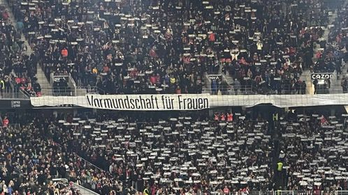 fairness_united's tweet photo. Anpfiff beim SC Freiburg gegen 1. FC Union Berlin. Das ganze Stadion ein einziger Protest gegen die FIFA WM in Qatar! Beim Einlaufen der Mannschaften halten alle Zuschauer:innen Schilder mit dem Schriftzug "BOYCOTT QATAR" hoch. Irre!
#BoycottQatar2022 https://t.co/9x7Ourgtpx