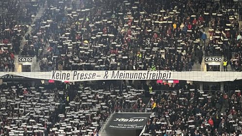 Anpfiff beim SC Freiburg gegen 1. FC Union Berlin. Das ganze Stadion ein einziger Protest gegen die FIFA WM in Qatar! Beim Einlaufen der Mannschaften halten alle Zuschauer:innen Schilder mit dem Schriftzug "BOYCOTT QATAR" hoch. Irre!
#BoycottQatar2022