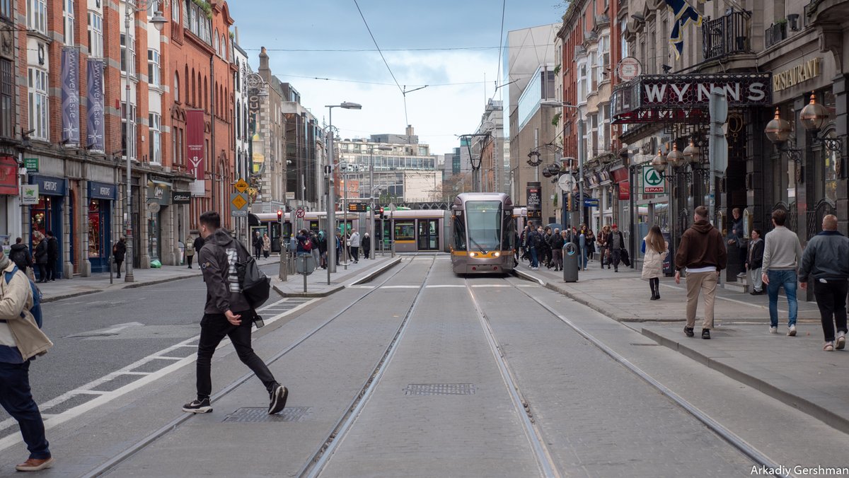ArkadiyUrban's tweet photo. The first tram system of Dublin rans from 1871 to 1949, then were only buses.

The modern tram was opened in 2004 because the buses could no longer cope.

Now there are two lines in the city, the system is designed for 9-car trams. https://t.co/mY2gTXhirN