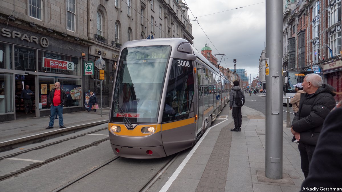 ArkadiyUrban's tweet photo. The first tram system of Dublin rans from 1871 to 1949, then were only buses.

The modern tram was opened in 2004 because the buses could no longer cope.

Now there are two lines in the city, the system is designed for 9-car trams. https://t.co/mY2gTXhirN