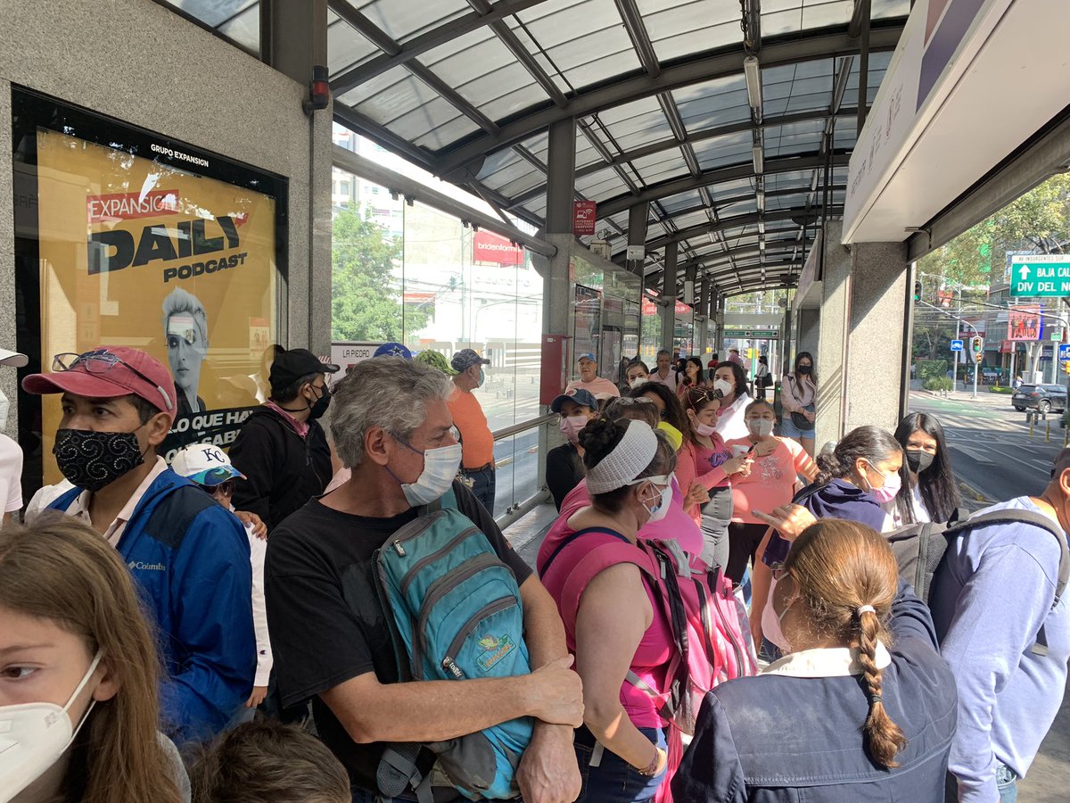 RubenOA's tweet photo. El #Metrobus, con pretexto de afectaciones en el servicio, con muy pocos carros y rechazando gente, que ya camina por Insurgentes. https://t.co/MveonpJWuc