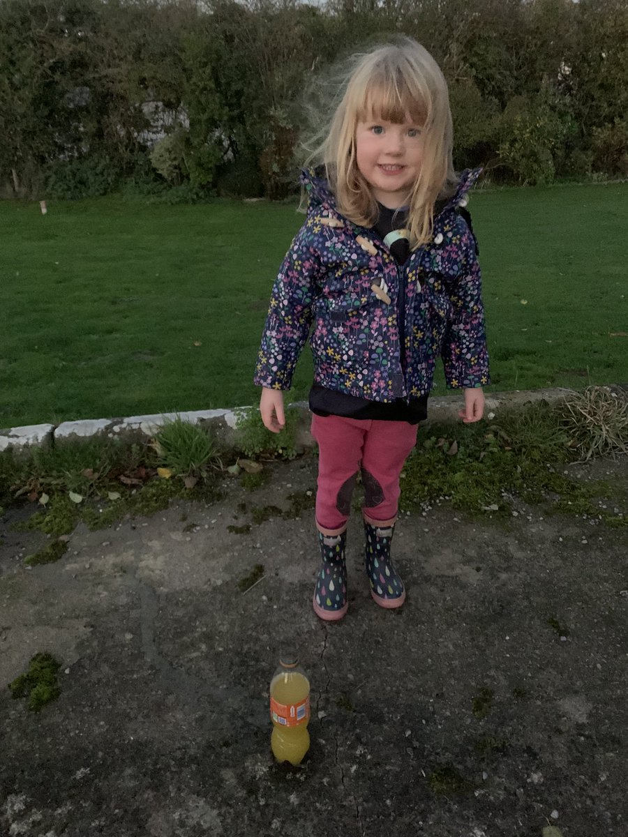 maredelenid's tweet photo. @ysgoliolo fe wnaethom ni arbrawf heddiw. 4 mentos mewn 3 gwahanol diod - oren, cola a lemonade. Pa un wnaeth y mwyaf o ‘sblash’? 1af lemonade, 2ail cola a 3ydd oren! Casi wedi mwynhau! #dosbarthderbyn https://t.co/aboYWQ2rvc