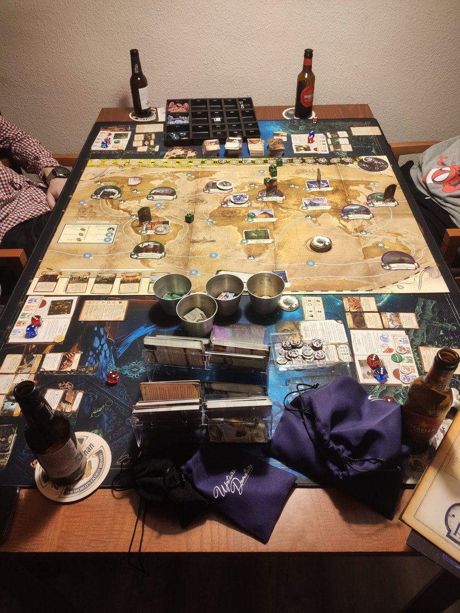 MistercroquetX's tweet photo. Partida a Eldritch con mi hijo mayor y sus dos amigos. Hemos perdido por un turno pero ha sido épica la experiencia. A los dos que aún no conocían el juego les ha encantado.
Y si, también hubo cata de diferentes cervezas 😋
#Partidaca
@FFGames_ES https://t.co/JDF2Dnq32k