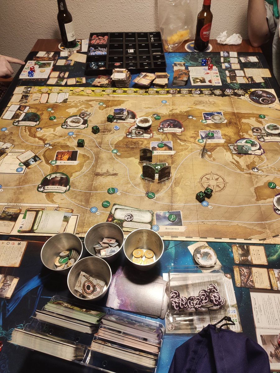 MistercroquetX's tweet photo. Partida a Eldritch con mi hijo mayor y sus dos amigos. Hemos perdido por un turno pero ha sido épica la experiencia. A los dos que aún no conocían el juego les ha encantado.
Y si, también hubo cata de diferentes cervezas 😋
#Partidaca
@FFGames_ES https://t.co/JDF2Dnq32k