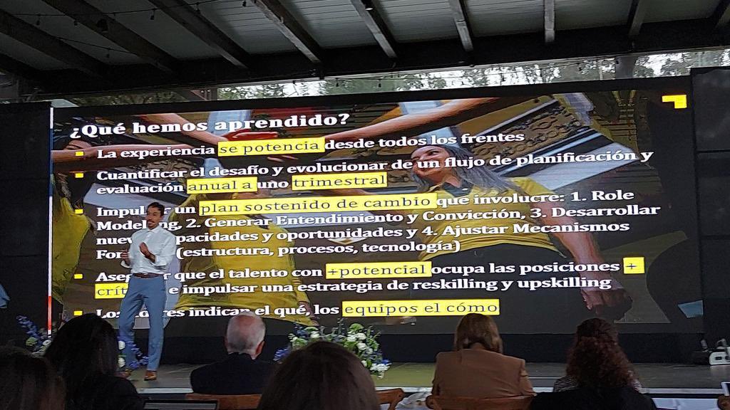adghe_ecuador's tweet photo. “Los lideres muestran el qué, los equipos muestran el cómo”@Hugo_AlejandroR @BancoPichincha en #CongresoAdghe2022 #MindsetAgile #liderazgo https://t.co/U8EOCb0BbM