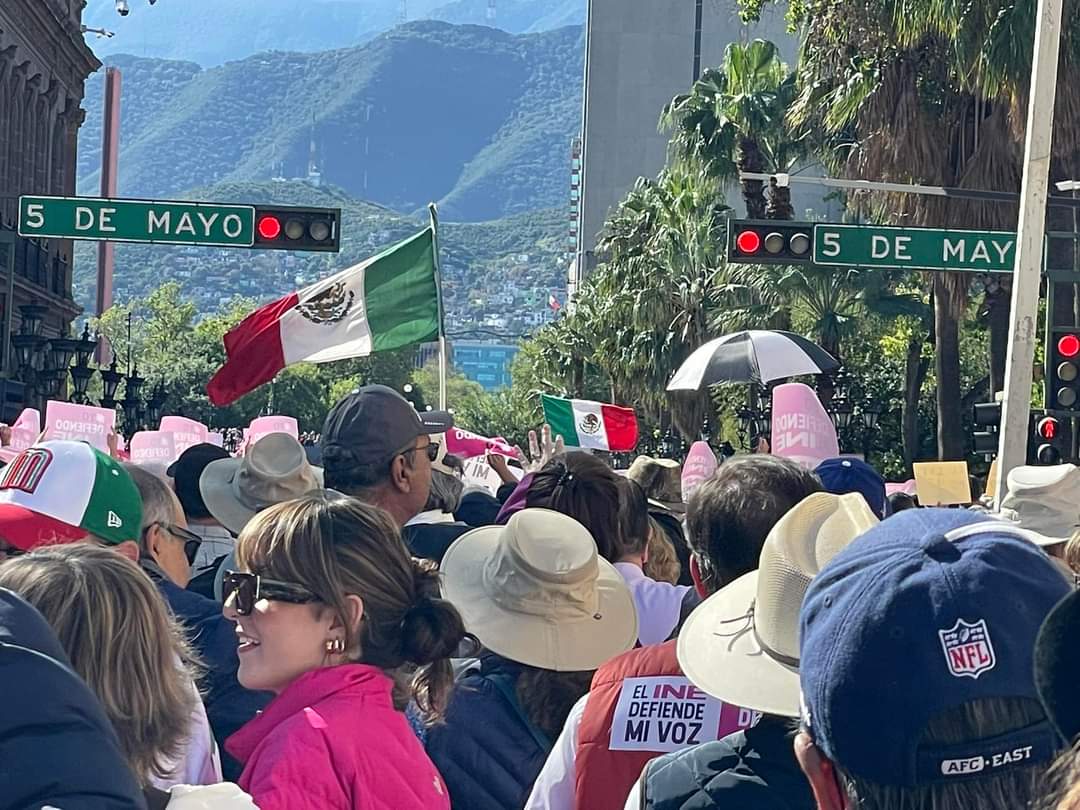 brendasanchezc's tweet photo. En defensa del INE ⚖️📚 https://t.co/lTEY5vyYF2