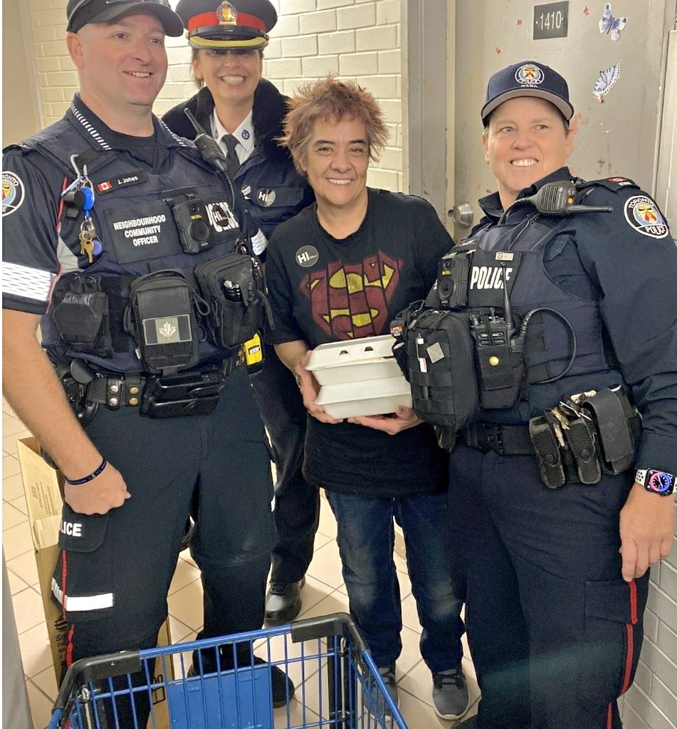 TPS_CPEU's tweet image. Delivering kindness to communities by providing meals made by Flame Shawarma &amp;amp; Grill - Scarborough #WorldKindnessDay #ShareKind #WeAreHumaniti @wearehumaniti @TPSPapizewski @copperpiper @TAIBU_CHC @FiraazAzeez @CopWithTheHair  @torontocop86442 @TPS43Div @TPS14Div @TPS42Div