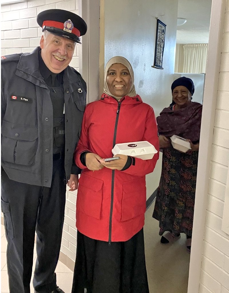 TPS_CPEU's tweet image. Delivering kindness to communities by providing meals made by Flame Shawarma &amp;amp; Grill - Scarborough #WorldKindnessDay #ShareKind #WeAreHumaniti @wearehumaniti @TPSPapizewski @copperpiper @TAIBU_CHC @FiraazAzeez @CopWithTheHair  @torontocop86442 @TPS43Div @TPS14Div @TPS42Div