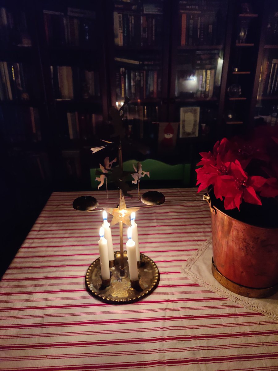 Jag föll till föga för längtan att sätta fram änglaspelet som stod i mitt föräldrahem under hela min uppväxt och som mapa gav oss till första barnbarnets första jul (äldste sonen L). Jag har alltid älskat ljudet och skuggorna i taket och numer ser jag mapa i speglingarna.