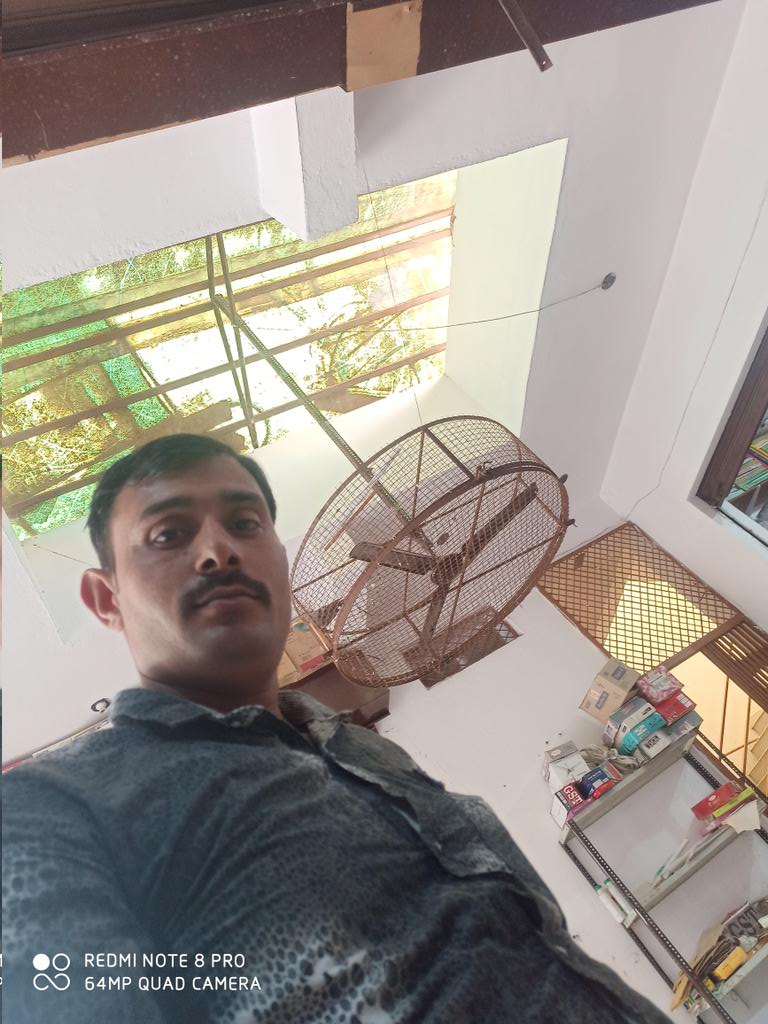 j_menariya's tweet photo. मैं आज एक मॉल में गया ,
वहाँ मैने देखा कि दुकान वाले भैया जी ने कबूतरों के रहने के लिए खाली बक्सों के घर और चलते हुए पंखे से उनको हानि नहीं पहुंचे इस हेतु पंखे के चारों ओर लोहे की जाली लगा रखी थी।
@worldbirds32
#good_think
#save_nature
#save_birds https://t.co/69goFw40JL