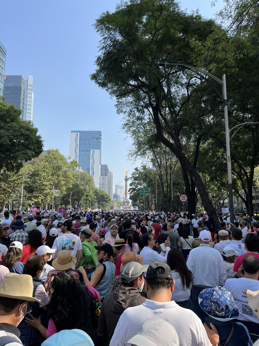 sitesalazar's tweet photo. Ayer muchos cuestionaban que de que servía una marcha. Una marcha muestra unidad. Da fe de que somos muchos los que amamos a México. Esta marcha es la manera de que levantamos la voz y expresamos que el INE no se toca. No nos podemos quedar cruzados de brazos. #marchaINE https://t.co/L6q6LMRoFK