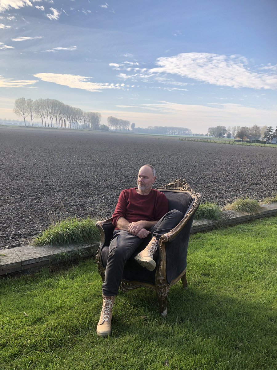 Het was brocante bij #VerbekeFoundation vanmorgen. Stoel gekocht. Of nou ja, je mag deze fauteuil wel een troon noemen. Dat doe ik dus. M’n troon staat nu in huis. #ferini #ferininieuwvliet #vintage