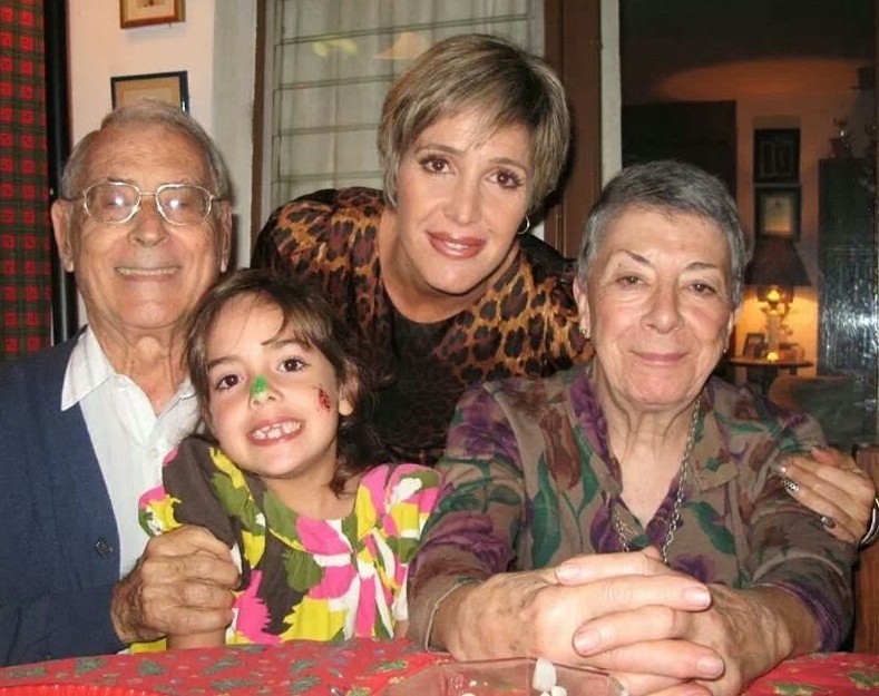 GochaSuper's tweet photo. #12deNov Los abrazos son una de las expresiones amorosas más importantes en nuestras vidas. No solo porque nos demuestran cariño sino porque nos acerca a otros.
¿Desde hace cuánto no ofreces un abrazo a tu pareja, a tus hijos o a tus padres?
#DiadelAbrazoenFamilia https://t.co/mRmw2GQqz0