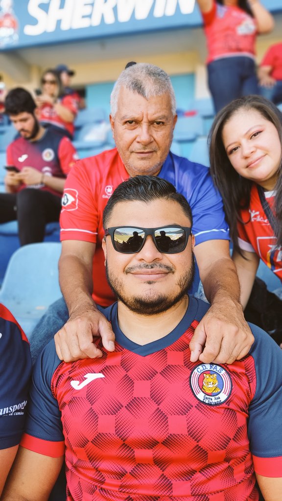 JoseEscobar_'s tweet photo. Cuántas finales d @CDeportivoFAS a las q mi viejo me llevó. Celebramos en unas y lloramos en otras. Así se forjó un sentimiento 🔴🔵 Hoy le devuelvo una pizca con la ilusión de la 19🏆. Lideren a los suyos @guillestradella  @geovanyclavel q nosotros los bancamos desde las gradas https://t.co/p5Dr8BFKDY