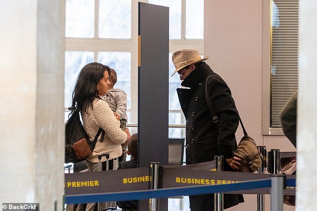 ReemDepp's tweet photo. #throwback 
Johnny Depp offered to help a woman struggling to manage two children and her luggage, then he chatted with her ❤️❤️♥️ https://t.co/amiZS7rvZl