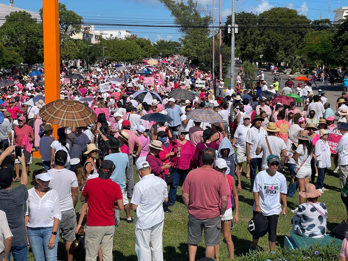 redesunidosmx's tweet photo. Cancún dijo #YoSiVoyALaMarcha 

Así se encuentra la #MarchaINE por la democracia 

#YoEstoyEnLaMarcha #YoDefiendoAlINE https://t.co/LDKs511eDK