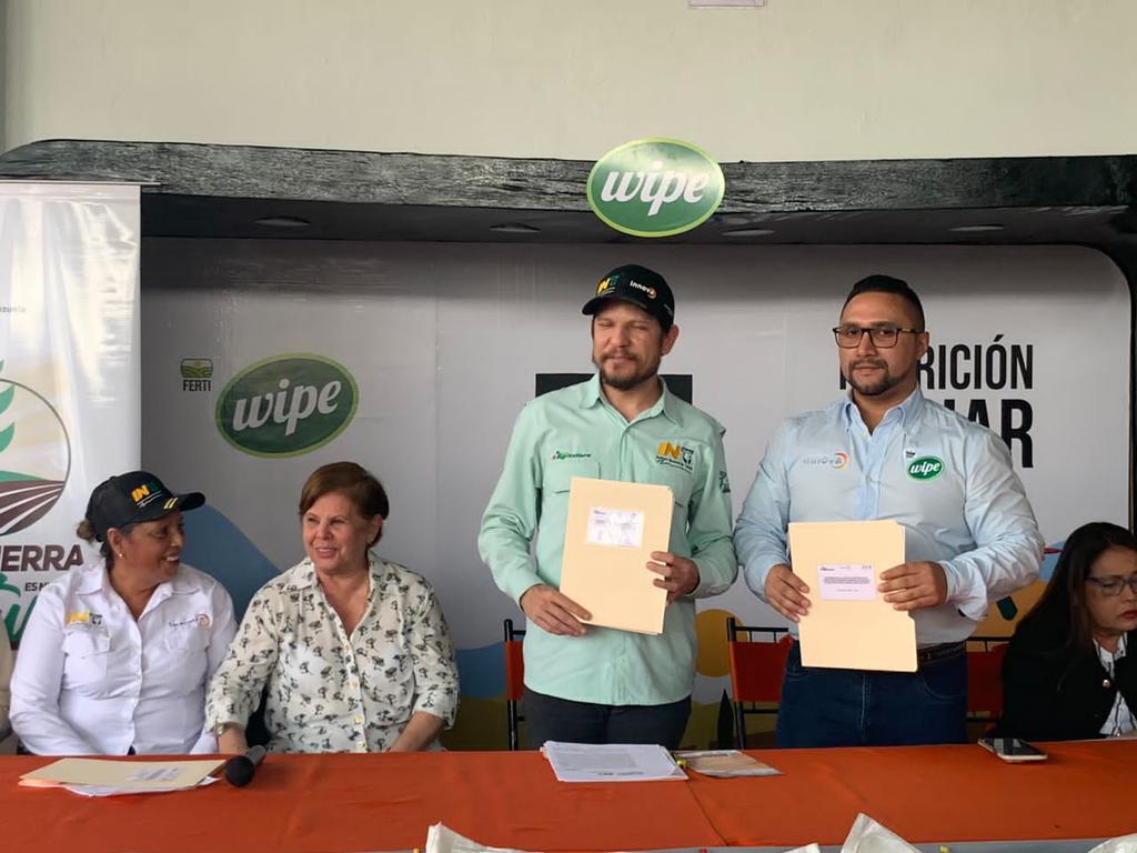 En Barquisimeto celebramos la inauguración del laboratorio de suelos y agua, una alianza estratégica entre la empresa INNOVA c.a. y <a href="/INTi_Venezuela/">Instituto Nacional de Tierras (INTi)</a> que atenderá al estado Falcón, Zulia, Yaracuy, Cojedes, Portuguesa, Barinas y los Andes.
¡Ciencia para la producción eficiente !