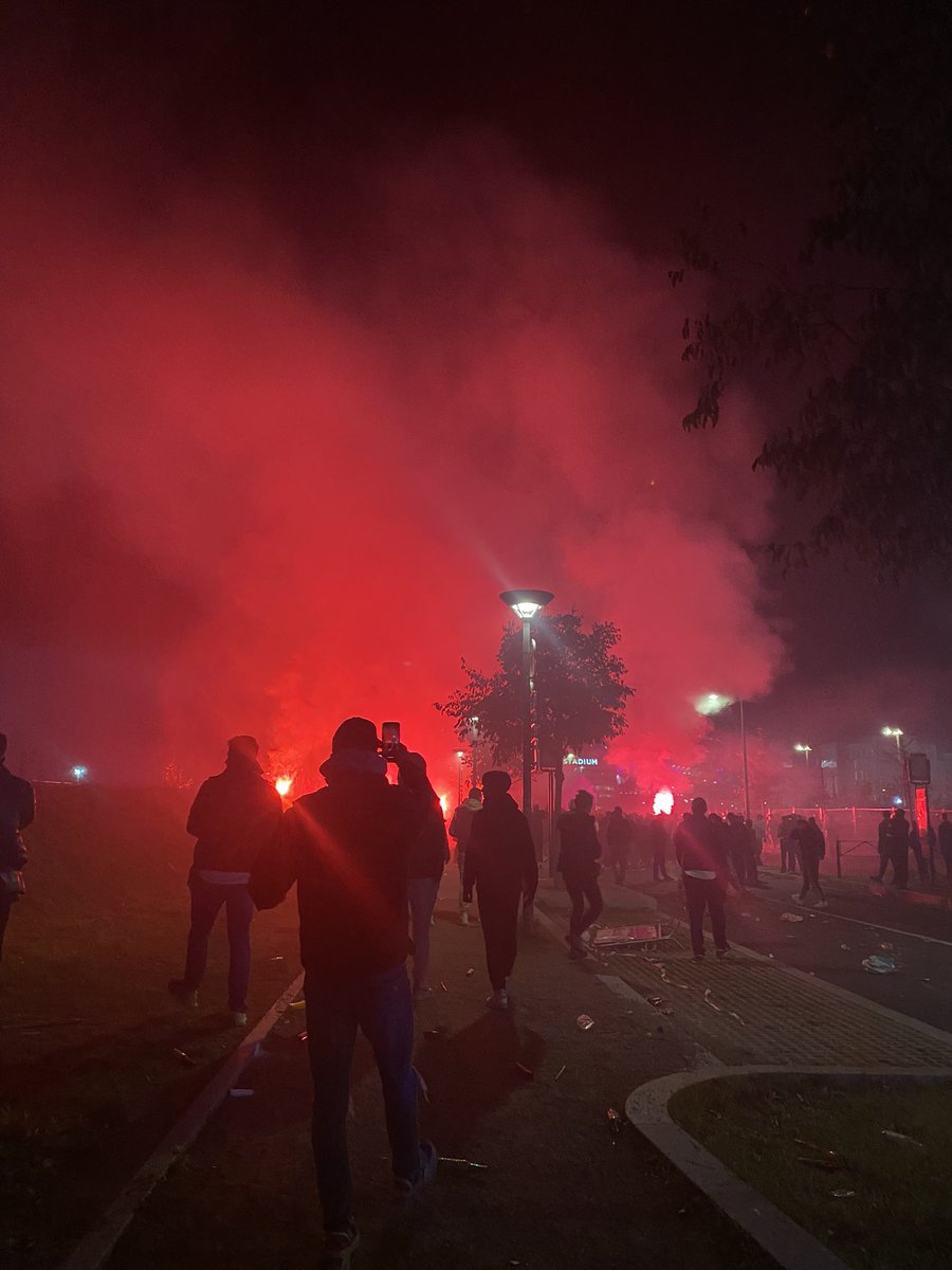 July_Hnq's tweet photo. De sacrés frissons quand j’y repense ♥️💙🦁 #teamol https://t.co/HRajCOMF4q
