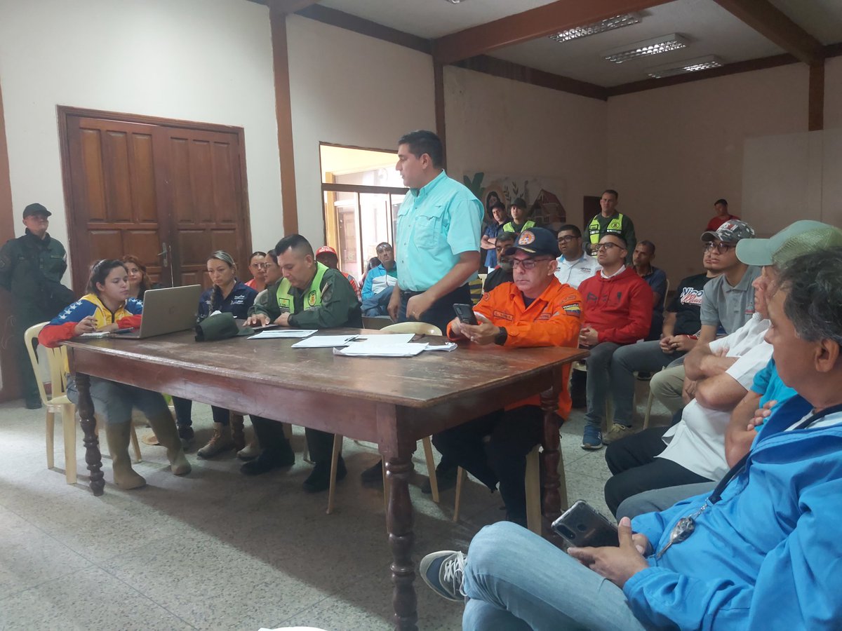 JEHYSONGUZMAN's tweet photo. Hemos llegado al Centro de Operaciones de Emergencias del municipio Tulio Febres Cordero para brindar el apoyo total a las comunidades afectadas del eje panamericano, todo el equipo multidisciplinario del Gobierno Bolivariano de la manos con la @ZODIMerida22 desplegados. https://t.co/qUDrJrbRmd