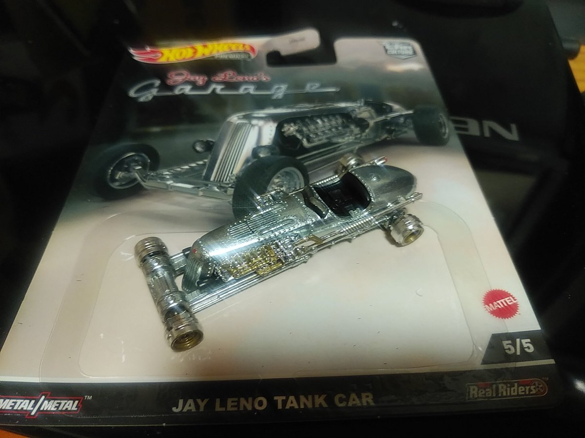 dBsJW7svJzoKG7s's tweet photo. #秋の夜長を楽しむ
#jaylenos
#hotwheels
週末発売されたプレミアムを吟味✌売り場のお姉さんに運転席何処なの?って聞かれて前輪からのストロークの長さに圧倒されたTANK CAR✌と私的に文句ナシのカッコいい👍CORVAIR👈のカラーリングはプラモに応用適用可ですな🙇 https://t.co/IHMdexYZjC