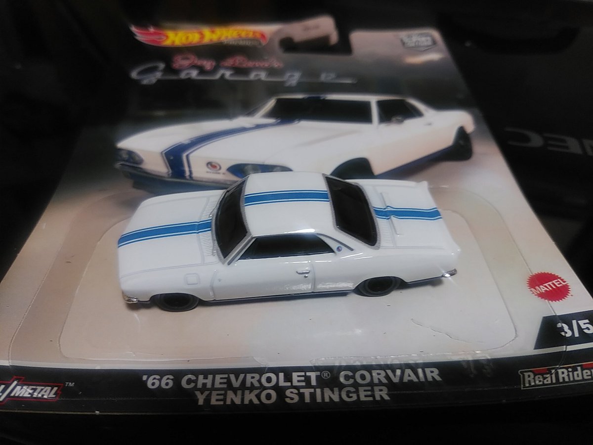 dBsJW7svJzoKG7s's tweet photo. #秋の夜長を楽しむ
#jaylenos
#hotwheels
週末発売されたプレミアムを吟味✌売り場のお姉さんに運転席何処なの?って聞かれて前輪からのストロークの長さに圧倒されたTANK CAR✌と私的に文句ナシのカッコいい👍CORVAIR👈のカラーリングはプラモに応用適用可ですな🙇 https://t.co/IHMdexYZjC
